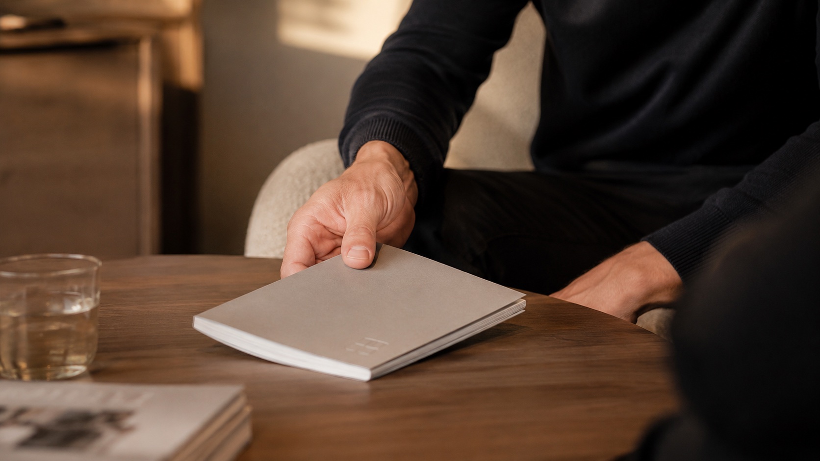 Hand overhandigt brochure tijdens kennismaking