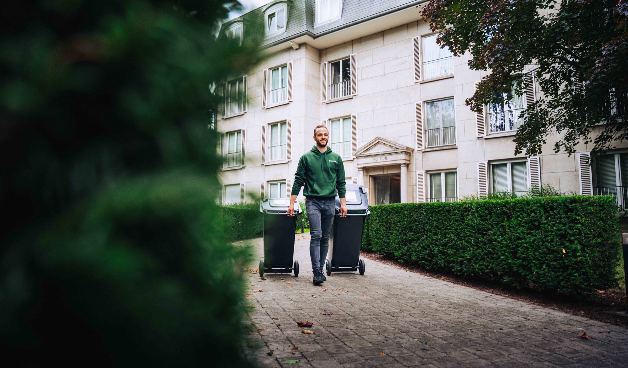 Clearbin medewerker met containers