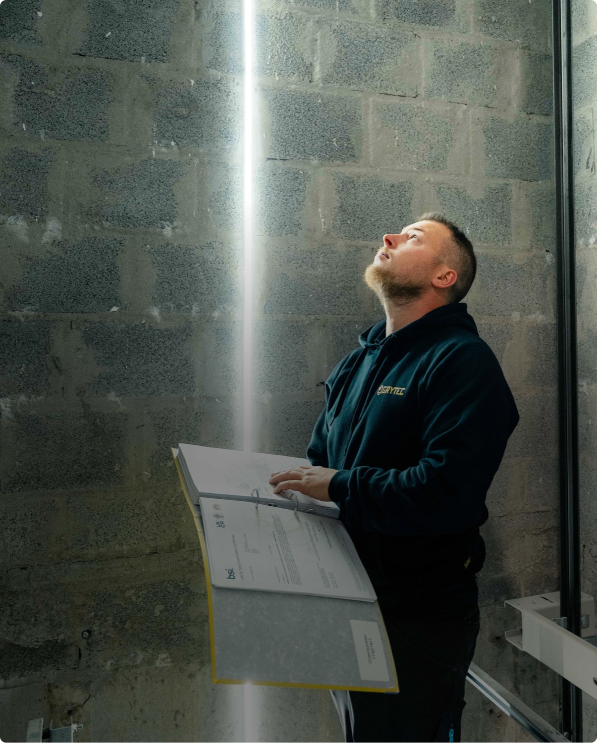 Grytec medewerker naast lichtschacht